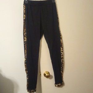 💥🏷️ SHEIN Black Leggings with Leopard Side Seam (Size: Medium)